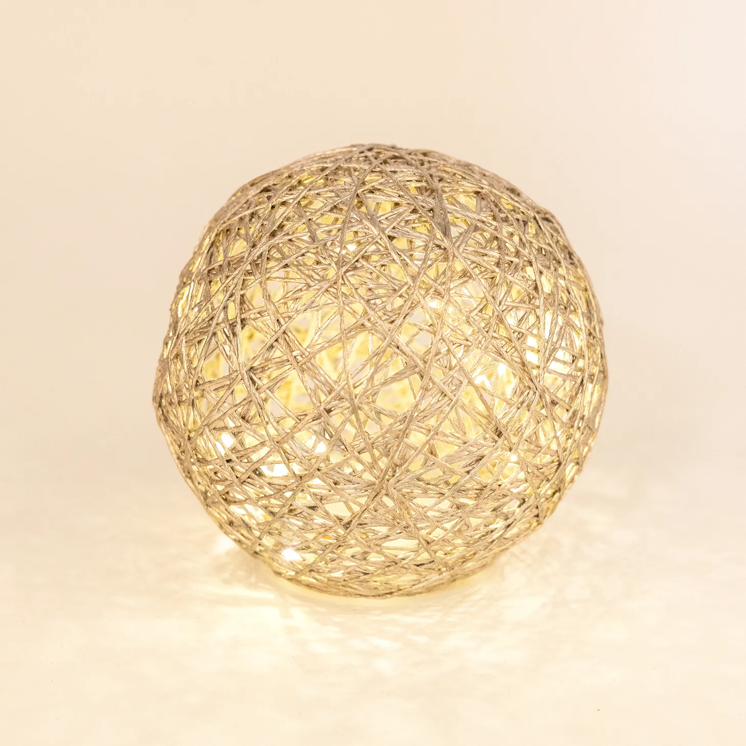 Bola decorativa de rafia dorada con luz LED Luys Ø15cm