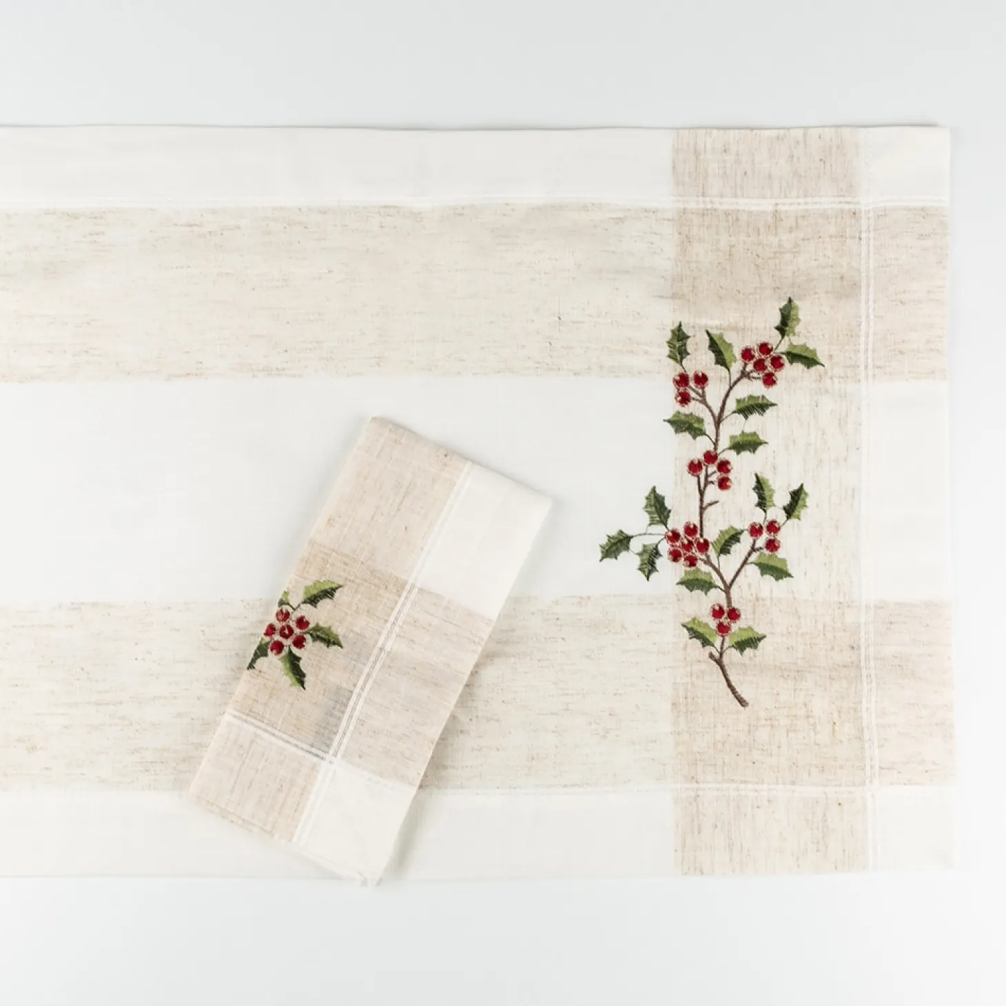 Camino de mesa blanco bordado Muérdago 40x140cm