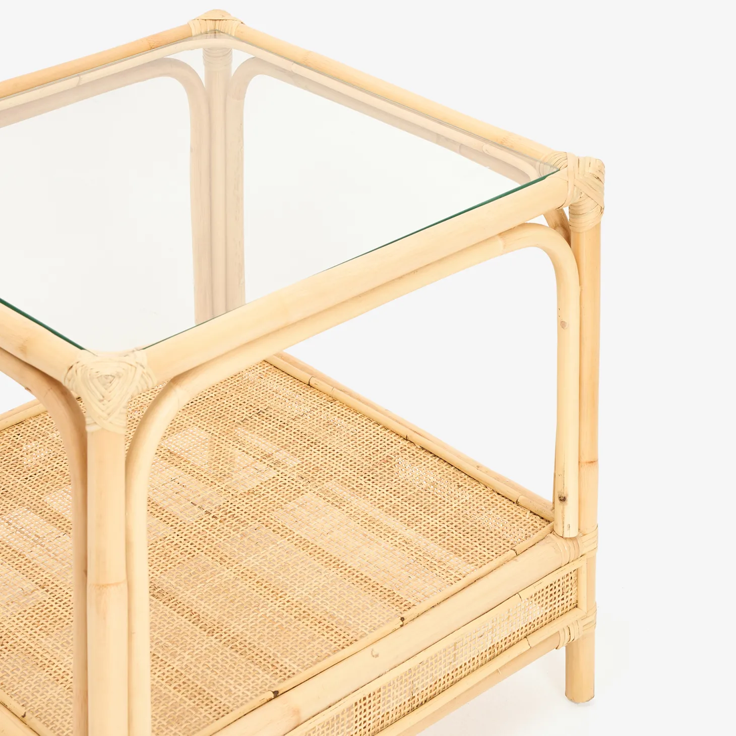 Mesa auxiliar de ratán y cristal Corvo 55x55x50cm