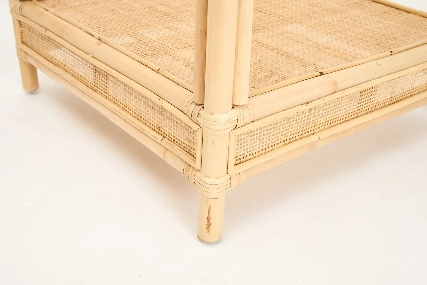 Mesa auxiliar de ratán y cristal Corvo 55x55x50cm