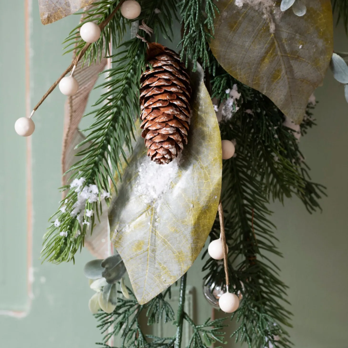 Rama de pino con bolas plateadas 72cm