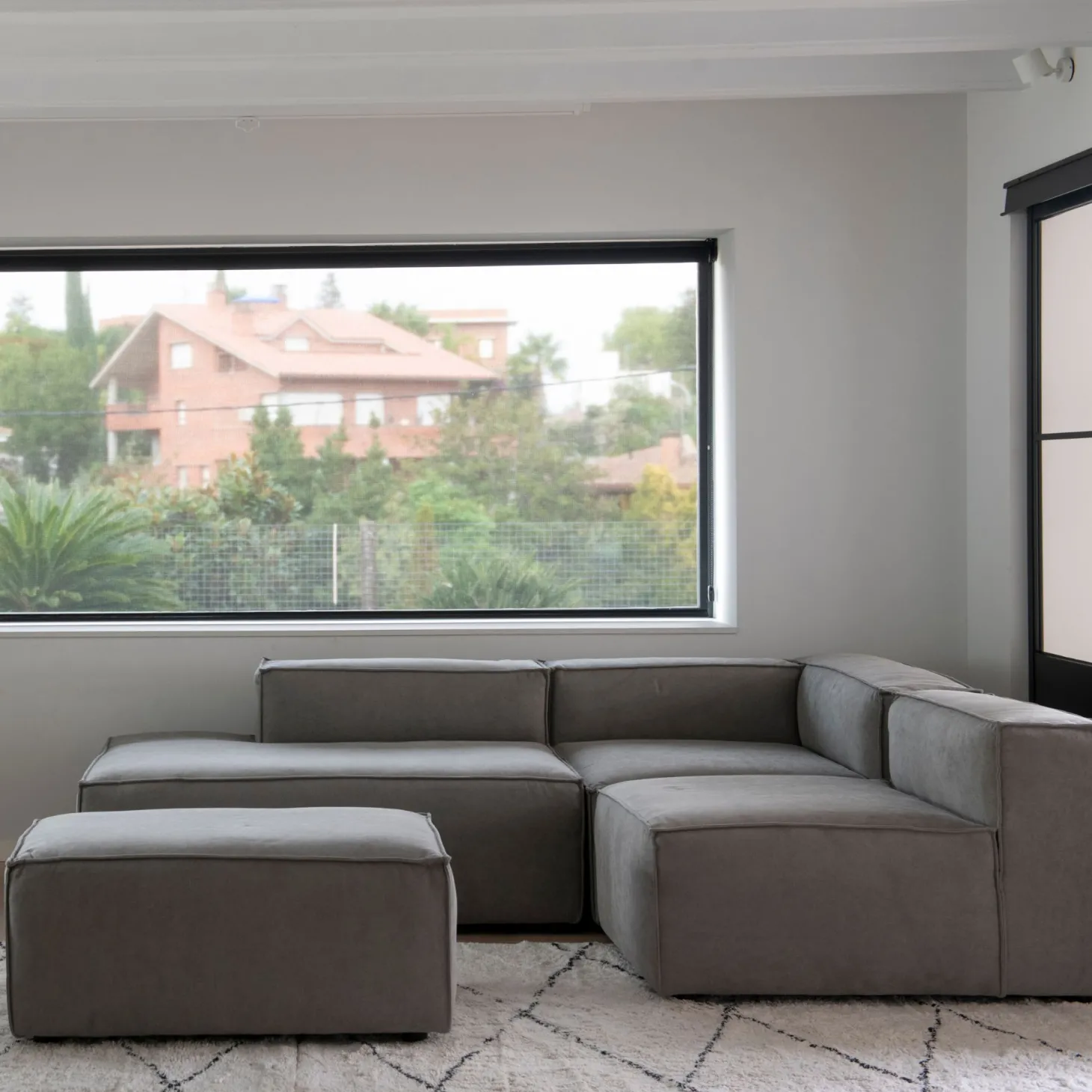 Sofá modular con chaise longue gris Arlo 350x170cm Clau&Chloe